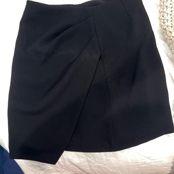 Small black wilfred aritzia wrap style mini skirt in black. Saturn - Picture 1 of 2